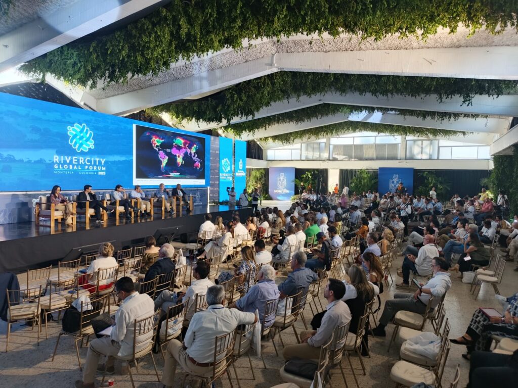 “Qué los ríos dejen de ser vistos como un problema o un límite” comentaba Fernando Peñaherrera Director de Proyectos de infraestructura urbana agua y saneamiento de la CAF mientras que Ramiro López-Ghio, Representante del BID en Colombia hacia énfasis en “el poder trasformador de los entornos urbanos que los ríos pueden aportar en beneficio e impacto de sus comunidades vecinas”.
