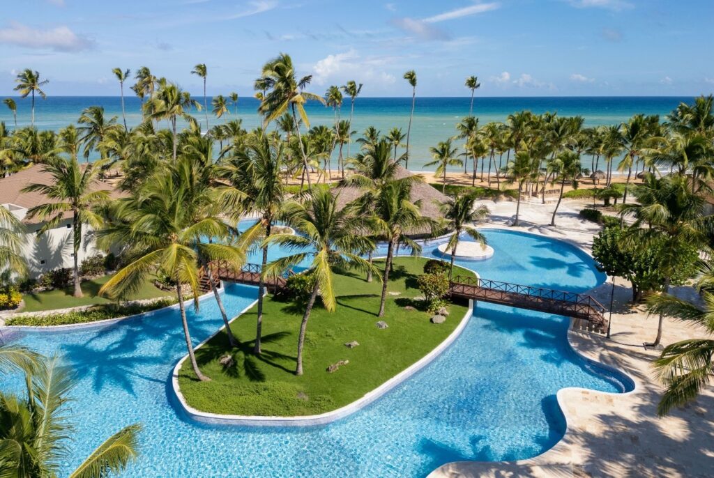 Wyndham Alltra Punta Cana All Inclusive Resort, parte del portafolio all inclusive de Wyndham Hotels & Resorts, uno de los destinos destacados de la Cyber Week 2025, con descuentos desde el 30% y beneficios exclusivos para miembros Wyndham Rewards®.