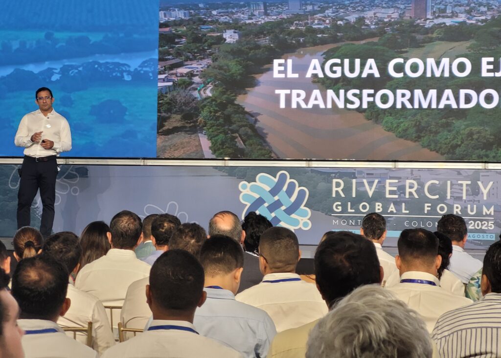 El anfitrión Hugo Kerguelén, Alcalde de Montería destacó durante el desarrollo del Foro “la relevancia del río Sinú y los cuerpos de agua locales como eje de desarrollo urbano”.