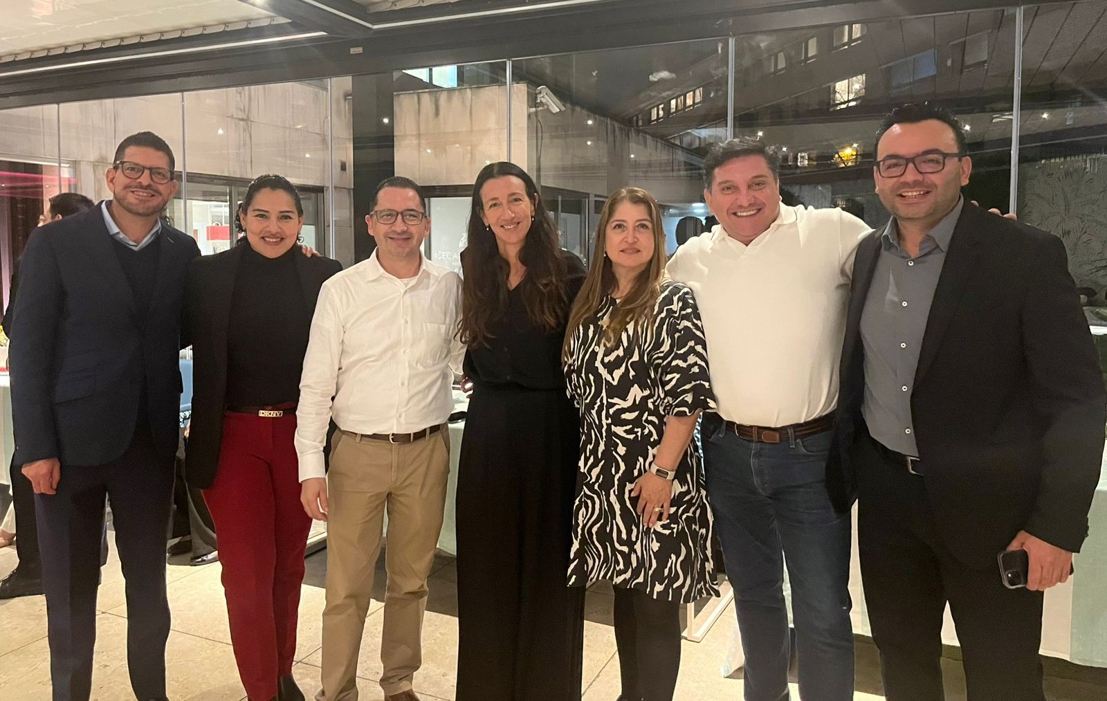 Jimena Faena y Andres Bernal acompañados de los equipos de Wyndham Grand Cancun y Aimbridge LATAM