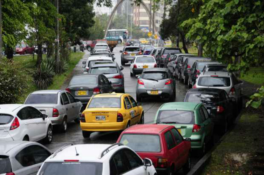 Desde el 27 de abril los colombianos que retornan a trabajar podrán usar su carro particular y motocicletas